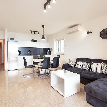 Seaview Apartment Lea Icici Exterior photo
